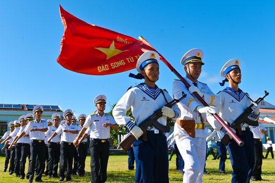 Ảnh: Lễ chào cờ đặc biệt trên đảo Song Tử Tây
