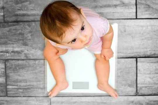 Dấu hiệu nào cho thấy bé chậm tăng cân và giải pháp giúp bé tăng cân đều đặn các mẹ nên biết