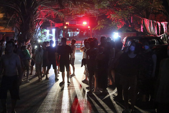 Cháy tủ điện chung cư ở Hà Nội, hàng trăm người sơ tán trong đêm