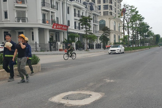 Con đường "đi là sợ thụt hố" ở Hà Nội đã có nắp cống