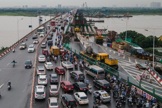 Cầu Vĩnh Tuy bị rào chắn đường dẫn, hàng nghìn phương tiện ùn ứ kéo dài