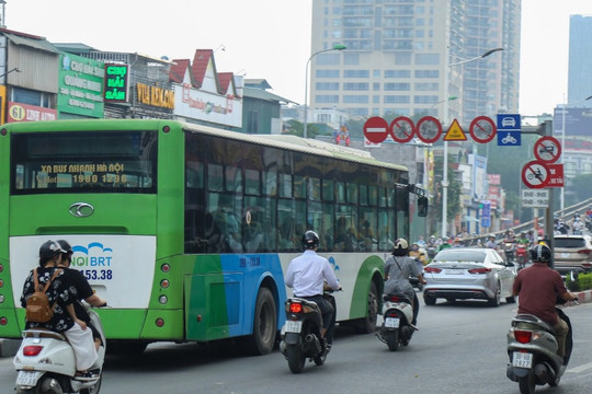 Hà Nội: Biển cấm xe máy trên cầu vượt đang để... làm cảnh?