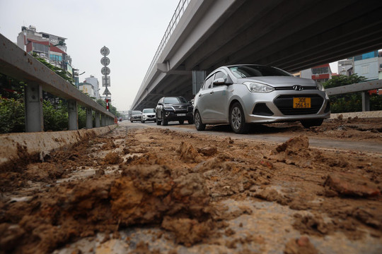 Hà Nội: Truy tìm xe tải làm rơi bùn đất ngập đường dẫn lên Vành đai 3 trên cao