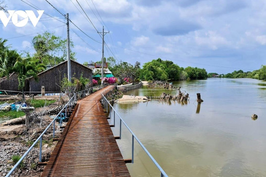 Nhiều đoạn bờ sông ở Cà Mau tiếp tục sạt lở, 'nuốt' thêm cả chục căn nhà