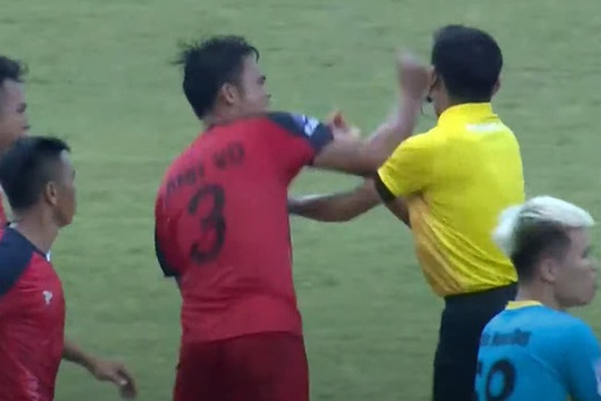 Cầu thủ Bình Thuận đánh trọng tài trong trận đấu tranh vé lên hạng Nhất