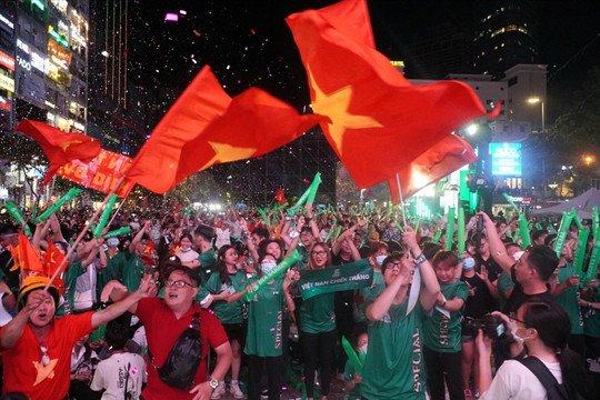 Cổ động viên ăn mừng khi U23 Việt Nam giành 2 bàn thắng tại hiệp 1