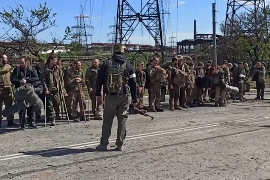 TASS: Hơn 1.000 tù binh Ukraine bị bắt ở nhà máy thép Azovstal đã được áp giải về Nga để điều tra