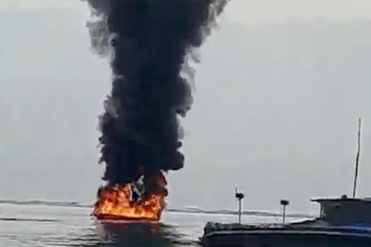 Xuồng cao tốc bốc cháy ngùn ngụt trên biển ở Quảng Ninh