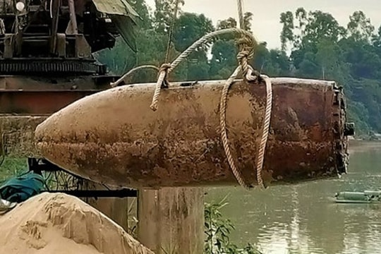 Nghệ An: Tiêu hủy quả bom 'khủng' hơn 300kg còn nguyên kíp nổ phát hiện dưới lòng sông