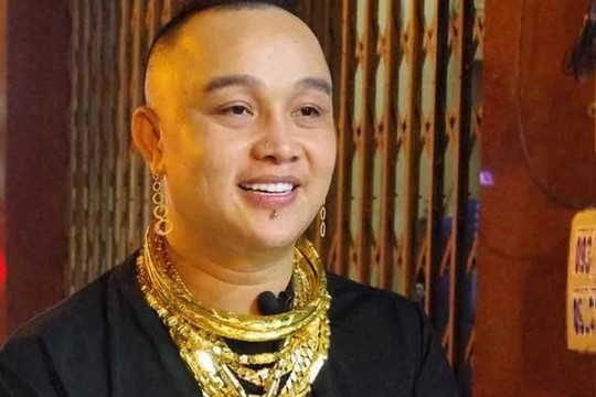 Người đàn ông Việt "dát" trăm lượng vàng trên người lên báo nước ngoài