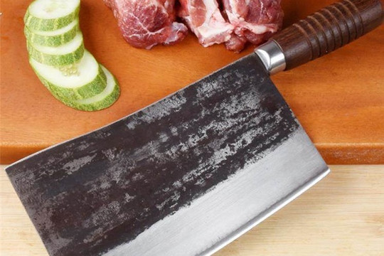 Dao thái thịt trong nhà bếp nên được mài thường xuyên, mách bạn một mẹo nhỏ, không cần đá mài, dao có thể sắc bén ngay