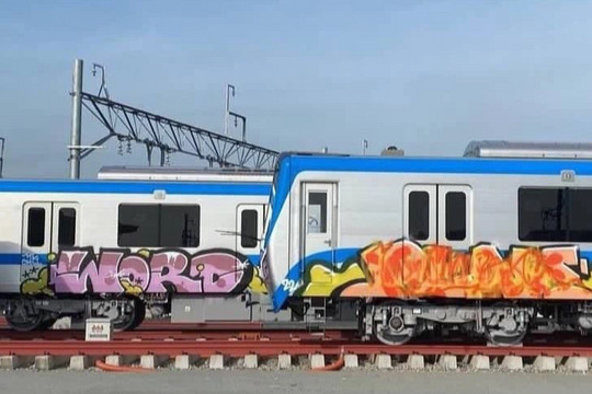 Hai toa tàu metro số 1 Bến Thành - Suối Tiên bị vẽ bậy