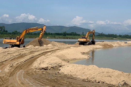Doanh nghiệp đua nhau xúc cát thu tiền, cơ quan quản lý "không biết"