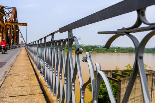 Ảnh: Cầu Long Biên xuống cấp trầm trọng, dân lo lắng mỗi khi sang sông