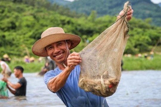 Ảnh: Nghìn người tham gia lễ hội bắt cá độc nhất vô nhị ở Hà Tĩnh