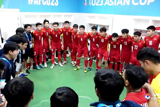 HLV Gong Oh-kyun dặn dò cầu thủ U23 Việt Nam trước trận tứ kết U23 Châu Á