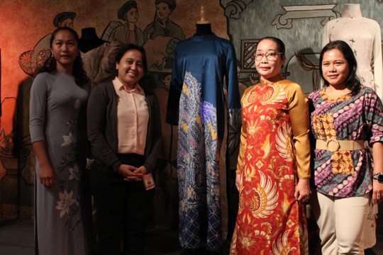 Giao lưu văn hóa Việt - Indonesia qua chiếc áo dài Batik