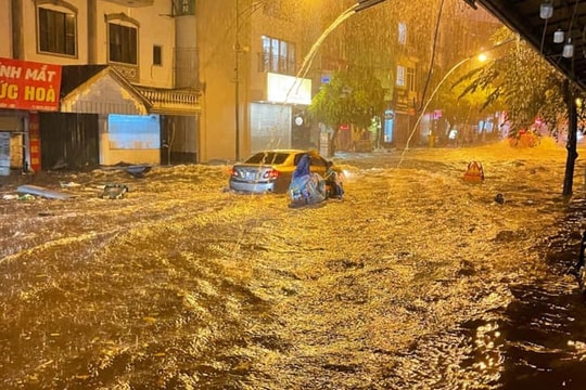 Hà Nội mưa lớn, nhiều tuyến phố biến thành sông, nước tràn vào nhà dân
