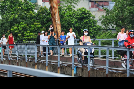 Hà Nội: Cấm người đi bộ trên cầu Long Biên vì các tấm đan xuống cấp?