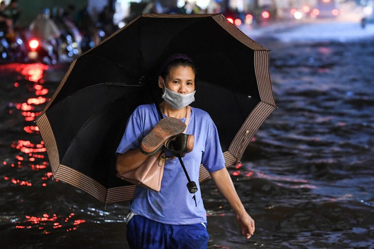 Người dân khổ sở tìm lối đi khi Hà Nội cứ có mưa là ngập khắp nơi