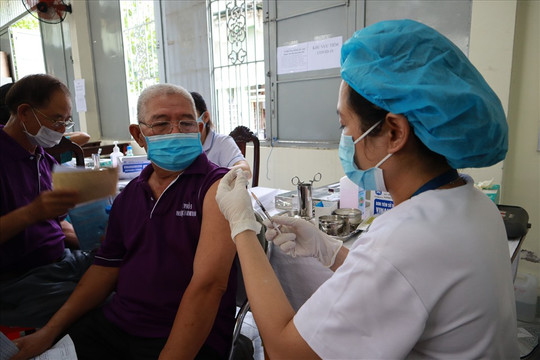 TPHCM: Đến từng nhà và bố trí nhiều điểm tiêm vaccine mũi 4 cho người dân