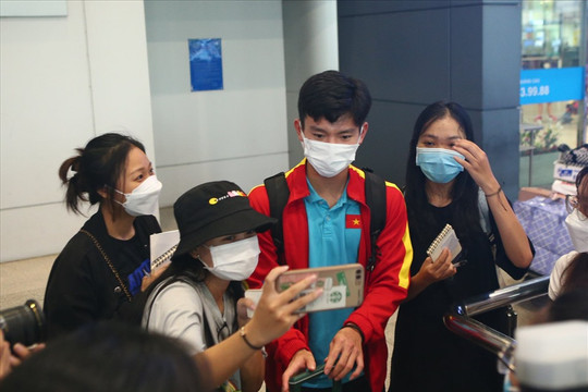 Khán giả TPHCM chào đón cầu thủ U23 Việt Nam về nước