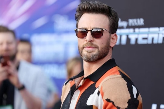 'Đội trưởng Mỹ' Chris Evans cực phong độ khi ra mắt 'Cảnh sát vũ trụ'