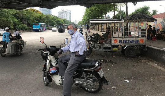 Giá xăng lập đỉnh mới, lái xe ôm, taxi, người bán hàng rong... 'khóc ròng'