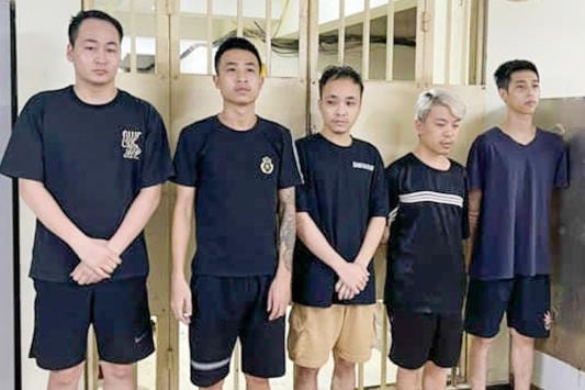 Không đủ tiền trả 25 triệu đồng, hai thiếu niên bị giữ ở quán bar
