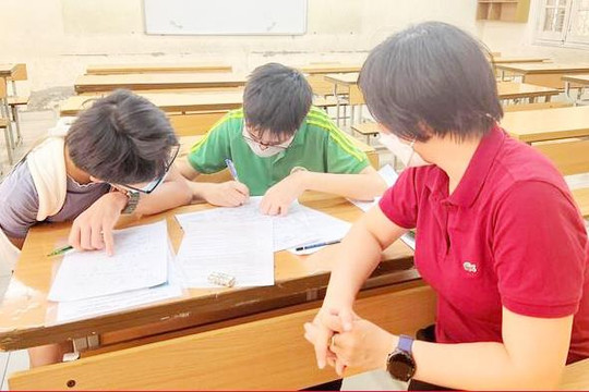 Học sinh lớp 8 chép bài giúp ‘đàn anh’ lớp 9 trong kỳ thi vào 10