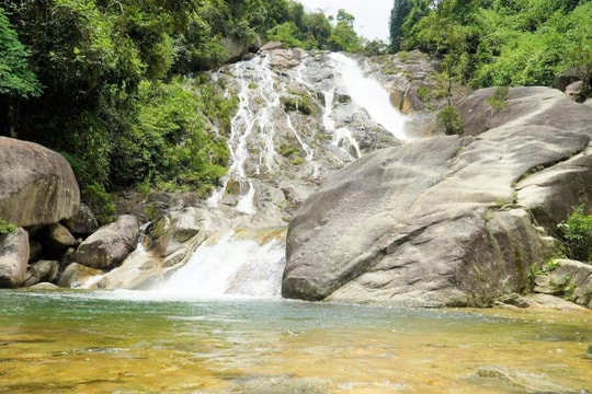 Thác ‘Chó Ngáp’ đẹp mê mẩn ở Thanh Hoá: Cảnh hùng vĩ nên thơ, suối trong veo mát rượi