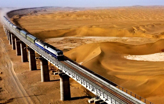 Trung Quốc vận hành tuyến đường sắt bao quanh sa mạc đầu tiên trên thế giới