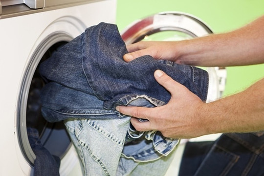 Thêm thứ này vào nước giặt sẽ giúp quần jean không bị phai màu, trông lúc nào cũng như mới
