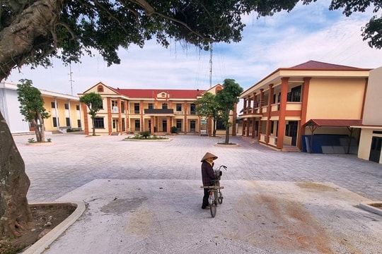Trụ sở phường đóng cửa, tất cả cán bộ đi du lịch trong ngày làm việc