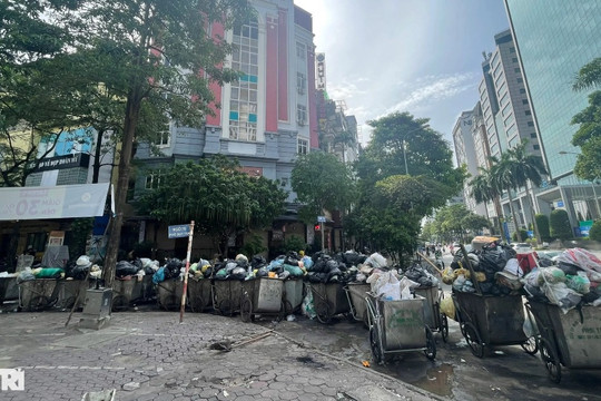 Rác thải chất đống, bốc mùi hôi thối trên đường phố Hà Nội