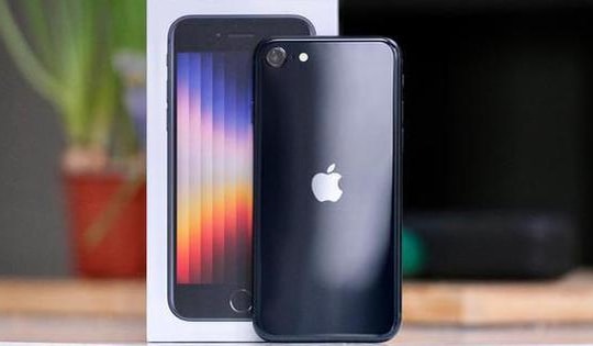 iPhone SE 2022 "sập giá" còn chưa đến 10 triệu đồng, iPhone 13 rớt giá mạnh