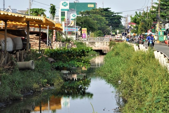 Người dân bán nhà, chuyển nơi khác sống do không chịu nổi kênh thối ở TPHCM