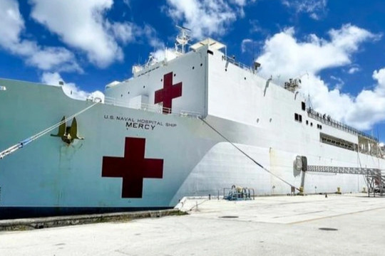Tàu bệnh viện lớn nhất thế giới cập cảng Vũng Rô - Phú Yên