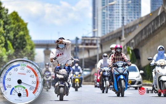 Hà Nội hầm hập như chảo lửa, mặt đường gần 60 độ C, người dân núp tán cây 'hạ nhiệt'