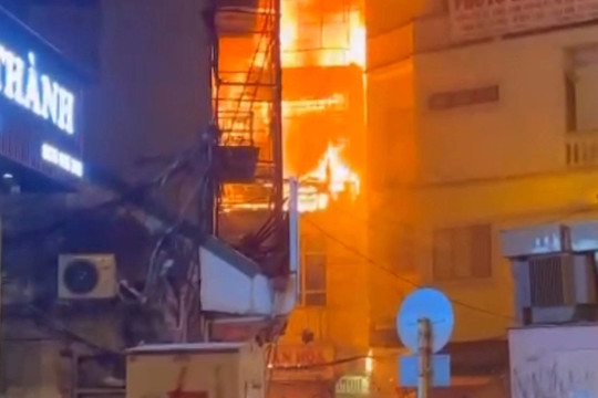 Ngôi nhà 3 tầng bốc cháy dữ dội, cả khu phố bị cắt điện trong đêm