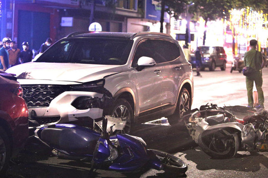 Tai nạn liên hoàn giữa 3 ô tô và 4 xe máy ở Đà Nẵng: Mổ cấp cứu thai phụ gặp nạn