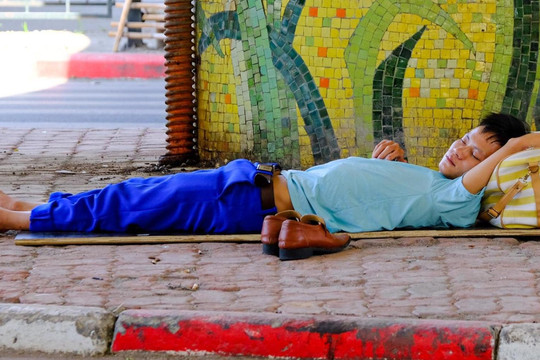 Giấc ngủ trưa vội của lao động nghèo giữa ngày Hà Nội nóng đỉnh điểm gần 40 độ C