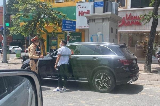 Cầu thủ Quang Hải bị CSGT Hà Nội dừng xe vì va chạm ô tô