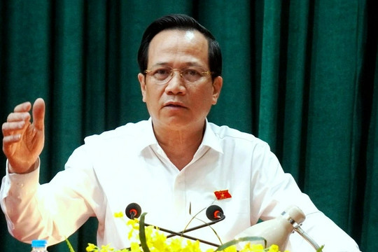 Bộ trưởng Đào Ngọc Dung báo cáo cử tri chuyện tăng lương, vấn đề ngành y