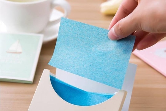 Mùa hè có nên dùng giấy thấm dầu thường xuyên?