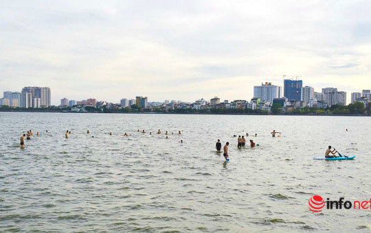 Hàng trăm người ùn ùn kéo nhau ra hồ Tây giải nhiệt trong ngày nắng nóng đỉnh điểm