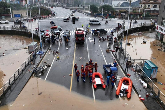 Hình ảnh Trung Quốc hứng đợt mưa kỷ lục gây lũ lụt, lở đất