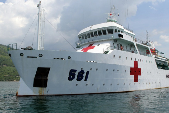 Khám chữa bệnh miễn phí tại tàu bệnh viện 2000 tấn của Hải quân Việt Nam