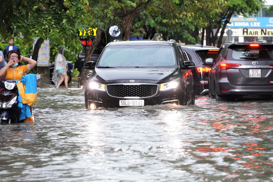 "Phố nhà giàu" ở TPHCM ngập sâu sau mưa, người dân dắt bộ, lội nước về nhà