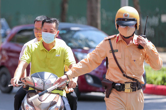 Ảnh: CSGT Hà Nội xử lý nhiều 'ma men' vô tư chở 3 không đội mũ bảo hiểm